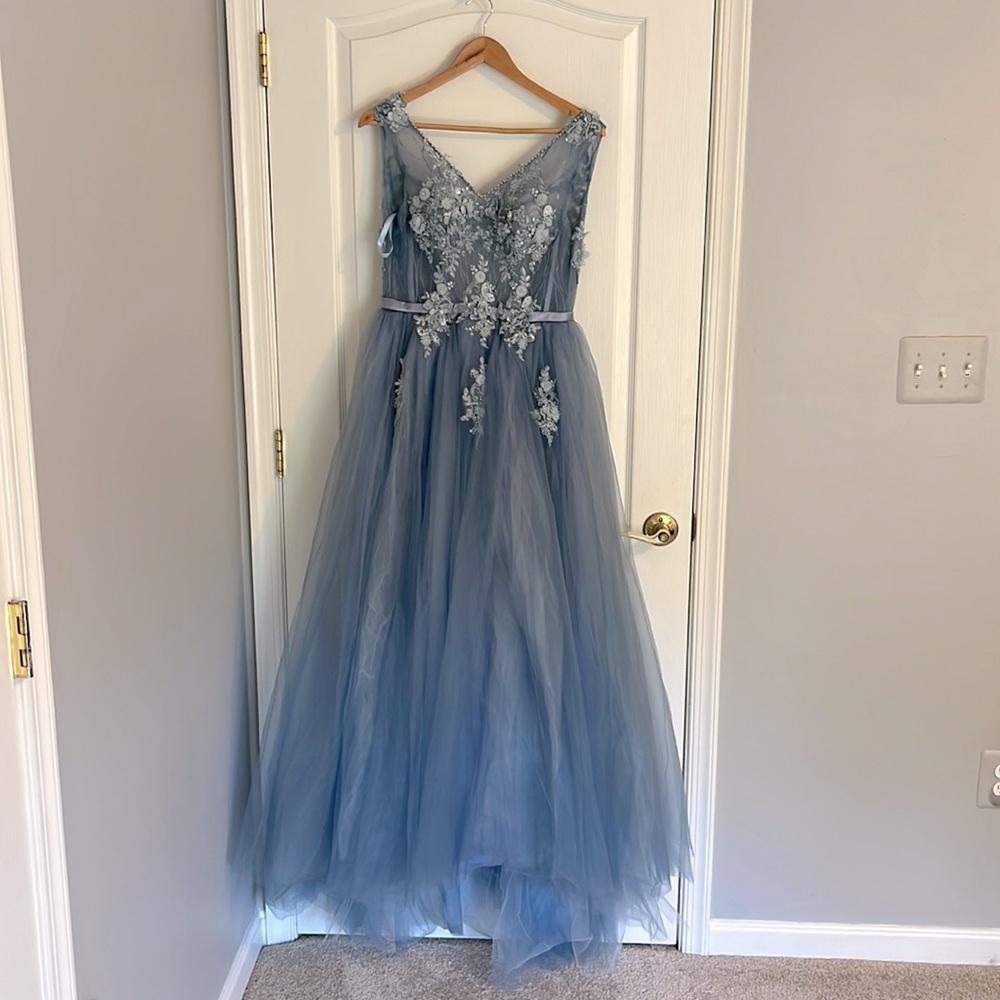 Pale blue/grey prom dress. Size 6.Never worn.